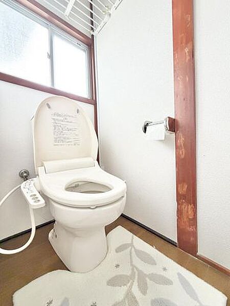 温水洗浄便座付き。清潔感のあるトイレ
