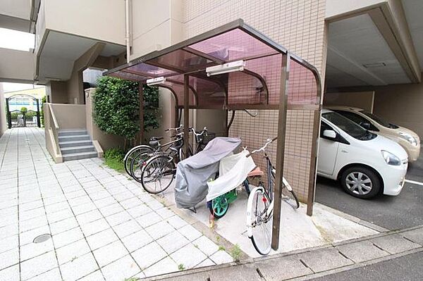 広々スペースの駐輪場はご家族の自転車を置くことができます