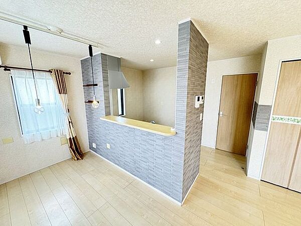 朝から日差しいっぱい、早起きしたくなるリビングダイニングキッチン