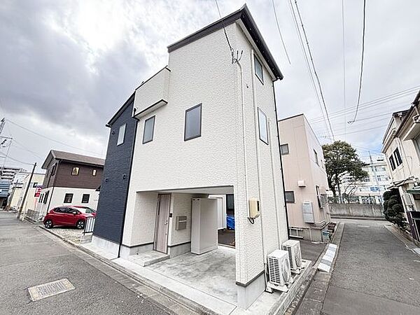 小学校徒歩1分、通学も安心のロケーション。