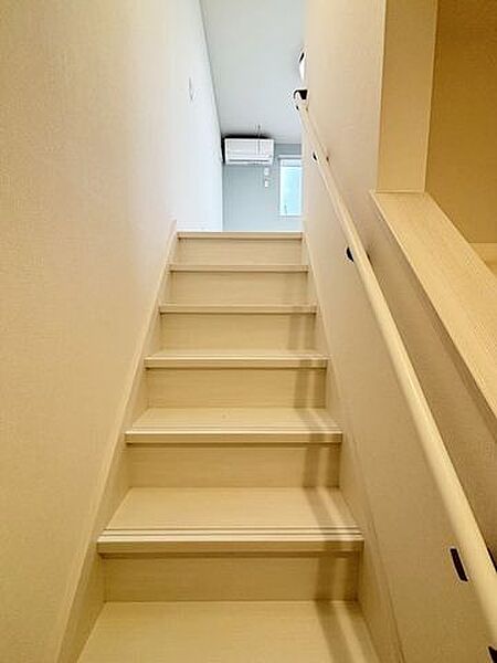 2階へとつながる階段では小窓の光を取り込み、柔らかな雰囲気になります。