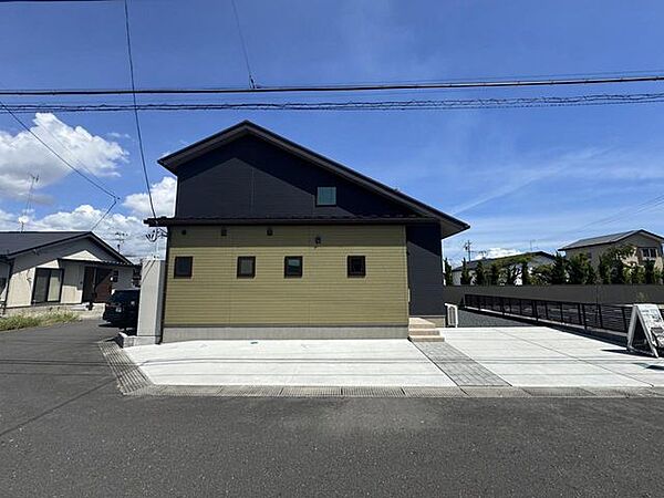 前面道路6mの安心感。車の出し入れもラクラク、子どもが飛び出しても見通し良好です