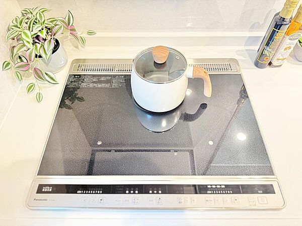 汚れもさっとふくだけで掃除完了するIHクッキングパネル
