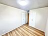 室内：将来は子ども部屋に。2面採光で、すくすく育つお子さまにぴったり