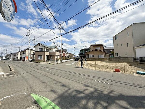 前面は広々約7.6m道路で、駐車が苦手なママも安心して運転出来ます