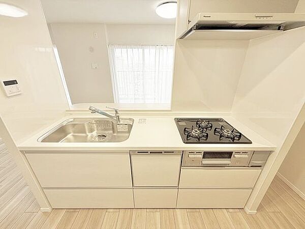 収納力のあるキッチンで調理器具もすっきり片付きます。