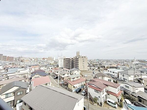 最上階ならではの開放感ある眺望。晴れた日は気持ちの良い景色が広がります。
