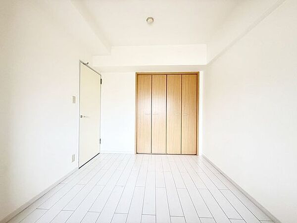 角に配した個室感のある洋室