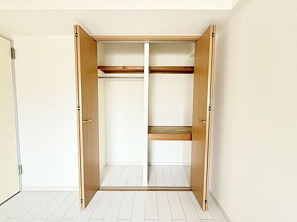 大切な衣類を収納できる大型クローゼット