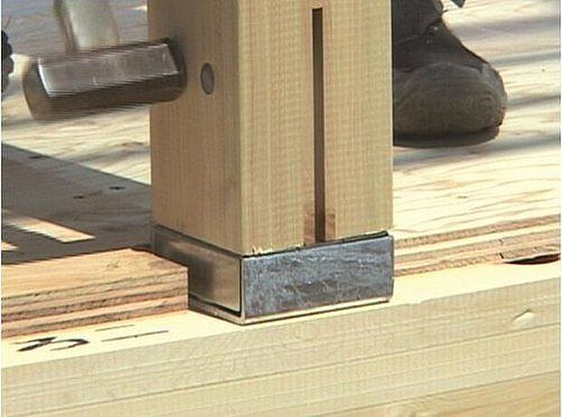Tロックは、ホールダウン金物の約2倍の強度があり、接合部の強度を増加させ、地震や風圧がかかった場合の柱の抜けを防ぎます。