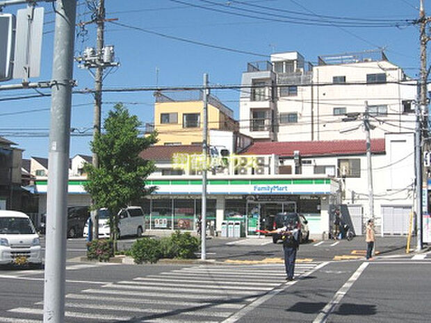 ファミリーマート 鶴見潮田四丁目店まで徒歩3分・217ｍ