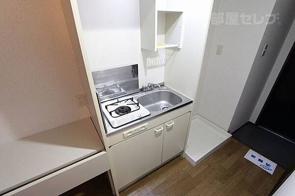 画像5:ガスコンロの付いた小さめのキッチンです。(写真は601号室のものです)