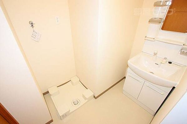 画像10:洗髪できる洗面所と洗濯機置き場です。