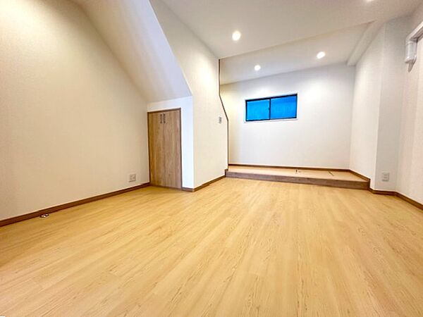 1F洋室は約8.0帖　床下収納もございます