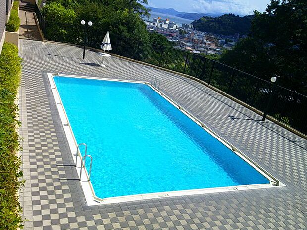 夏季のみ屋外プールが使用可能です。