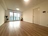 リビング/ダイニング：LDK16.2帖。南東向き住戸につき明るい室内です。