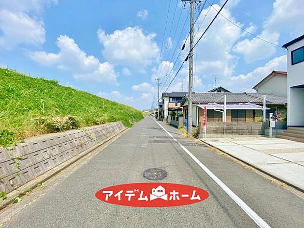 前面道路写真 平日の案内も可能です お気軽にお問い合わせください