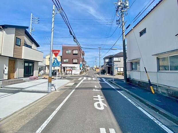 前面道路写真 平日の案内も可能です! お気軽にお問い合わせください!