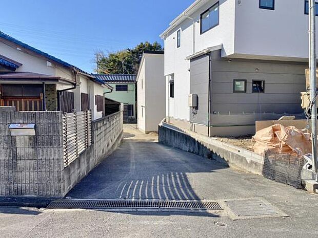 ●○東側前面道路○● 平日のご案内も可能です 