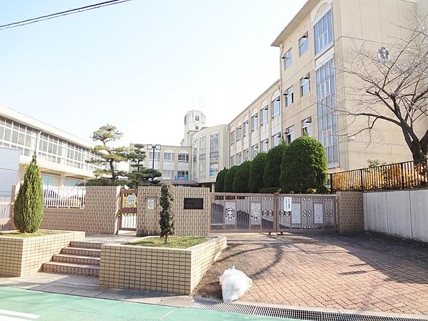 名古屋市立徳重小学校(710m)