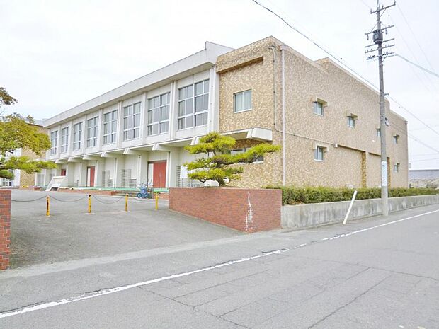 愛西市立佐織西中学校（1100m）