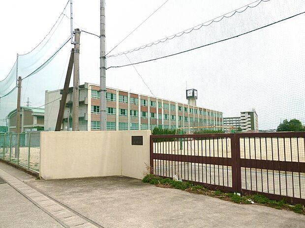 名古屋市立南陵小学校(849m)