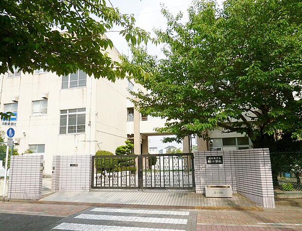 名古屋市立桜小学校(720m)