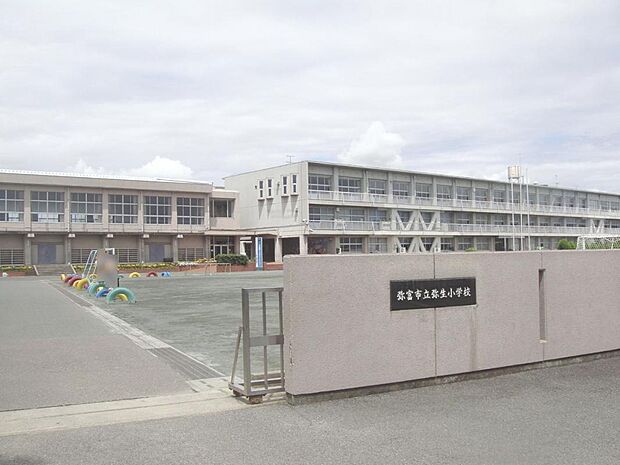 弥富市立弥生小学校（1800m）