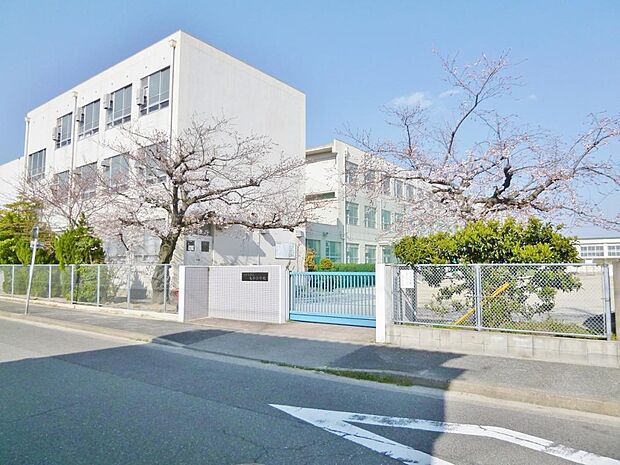 名古屋市立大手小学校(220m)