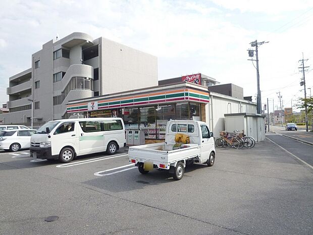 セブン-イレブン 名古屋権現通店(244m)