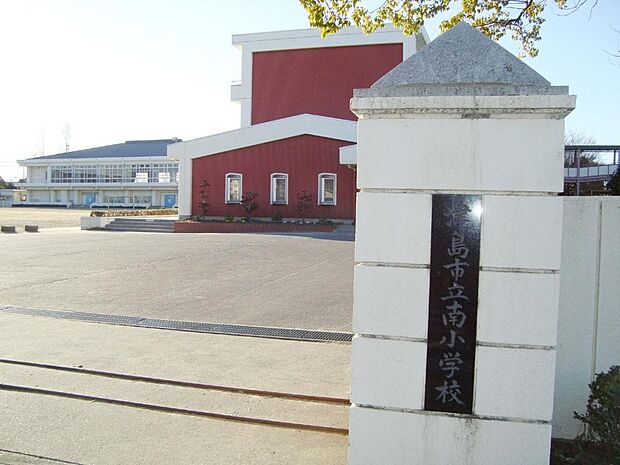 津島市立南小学校(640m)