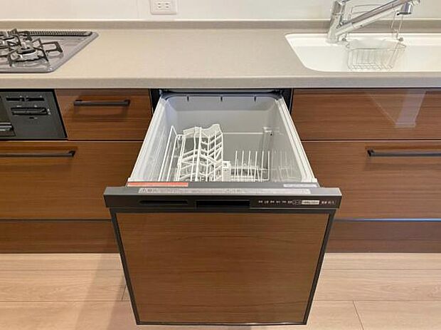 手間・時間をかけず、効率よく食器類を洗浄♪家事の時間を大幅に短縮出来ます。 かつ節水効果にも優れた食洗機を標準装備。スライド式なので場所も取りません。 
