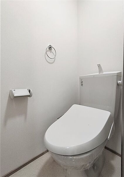 画像9:温水洗浄便座付きのトイレです。