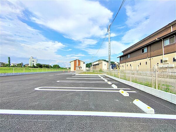 画像15:広々ゆったりと駐車可能な駐車場。