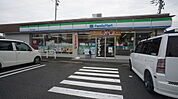 コンビニ「ファミリーマート鈴鹿中江島町店まで882ｍ」