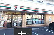 コンビニ「セブンイレブン亀山東御幸町店まで985ｍ」