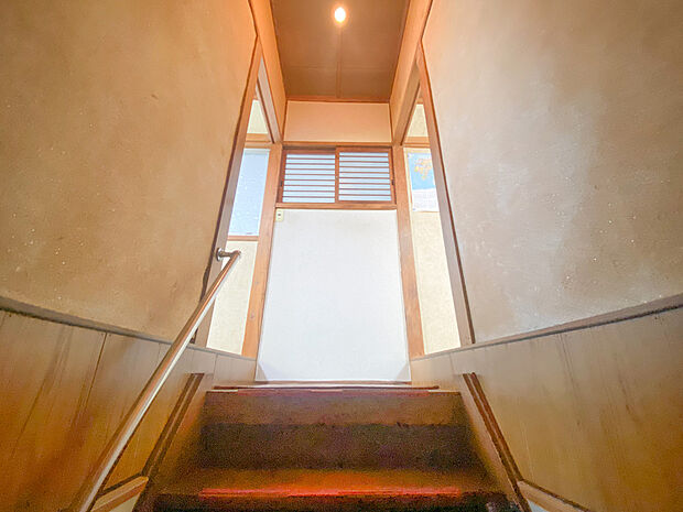 階段を上がればアンティークな小窓があります！