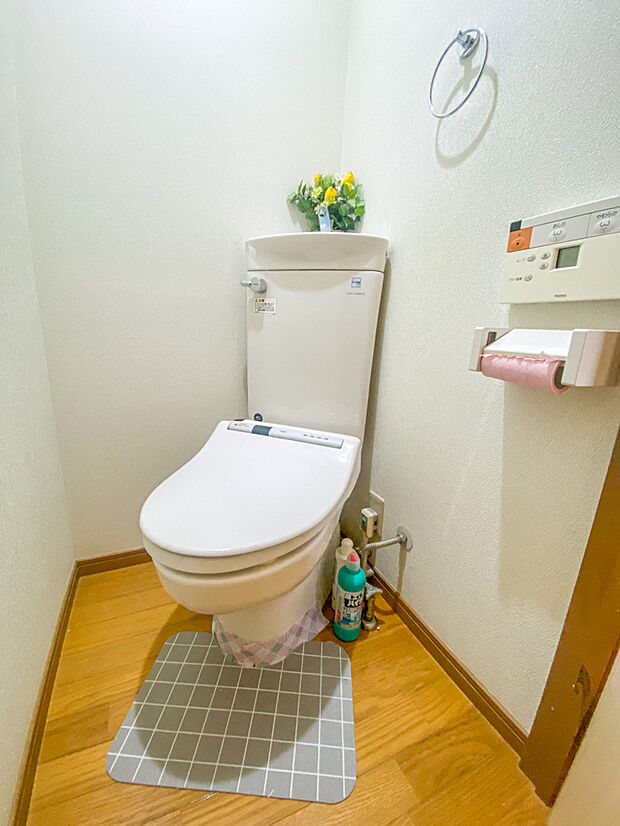 2階のトイレは白を基調としており、少し斜めを向いており、空間をより広く感じます！