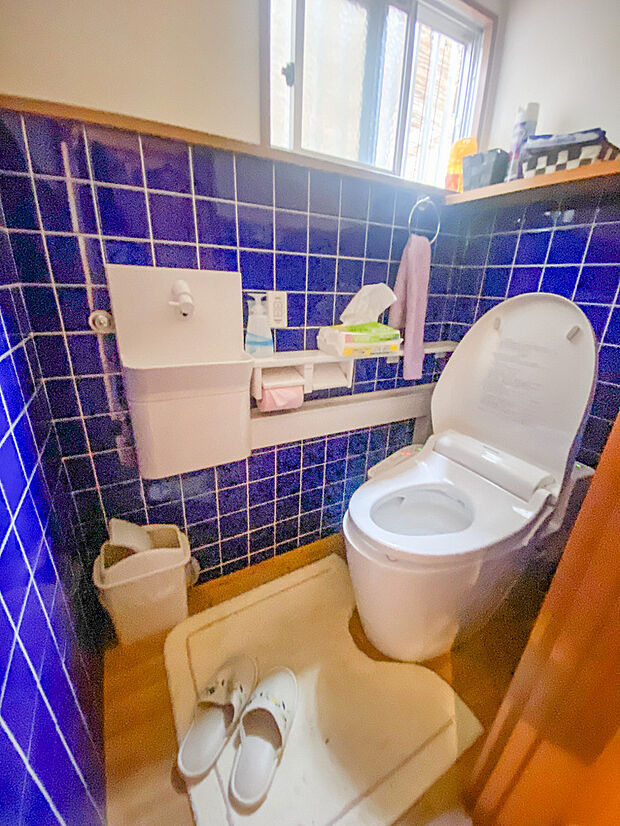 1階トイレになります。青を基調にした清潔感のある素敵なトイレです。