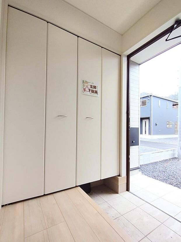 大型収納付き玄関
