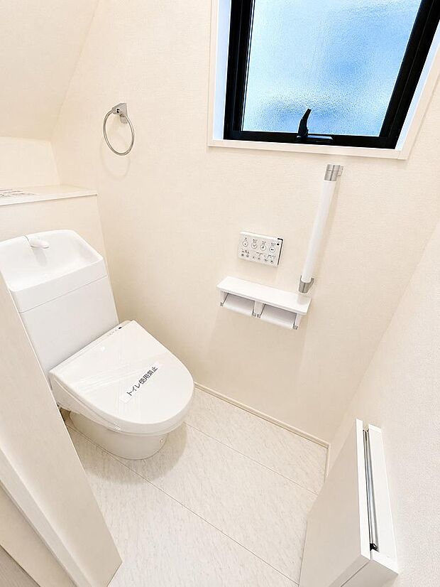 温水洗浄便座付きトイレを採用。毎日使う場所だからこそ快適性に配慮されています。