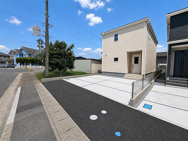 前面道路から駐車スペースへ出入りしやすい区画。車利用の多いご家庭にも便利です。