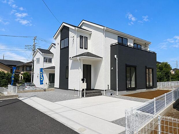 2号棟外観。建物と駐車スペースの配置が分かり、日々の出入りにも配慮されています。