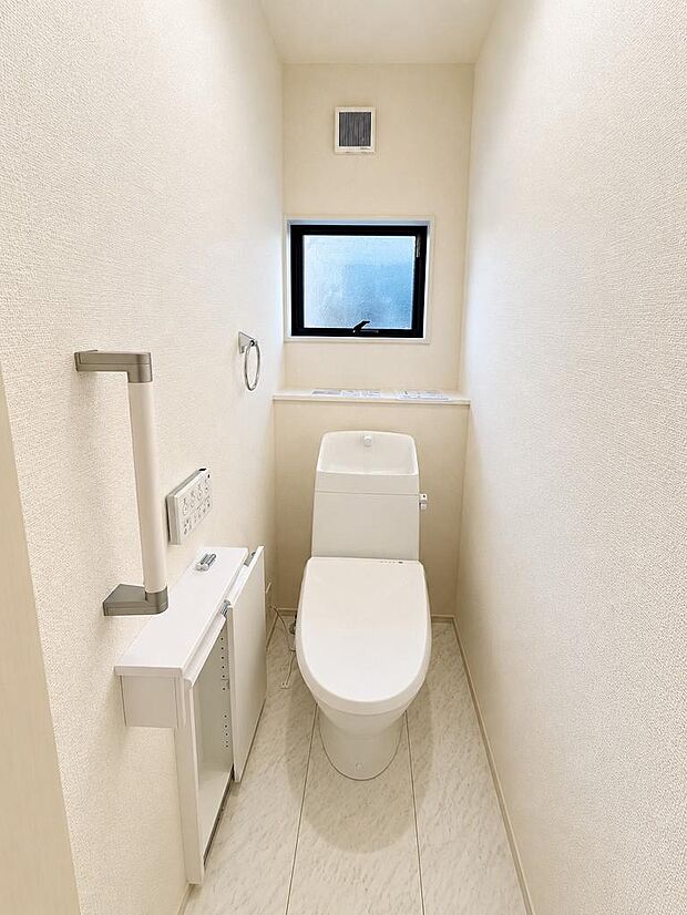 窓付きのトイレで換気しやすい空間。清潔に保ちやすい設備仕様です。