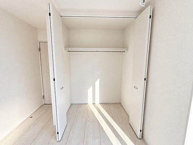 収納内写真。全居室に収納を備え、お部屋をすっきりと保てます。