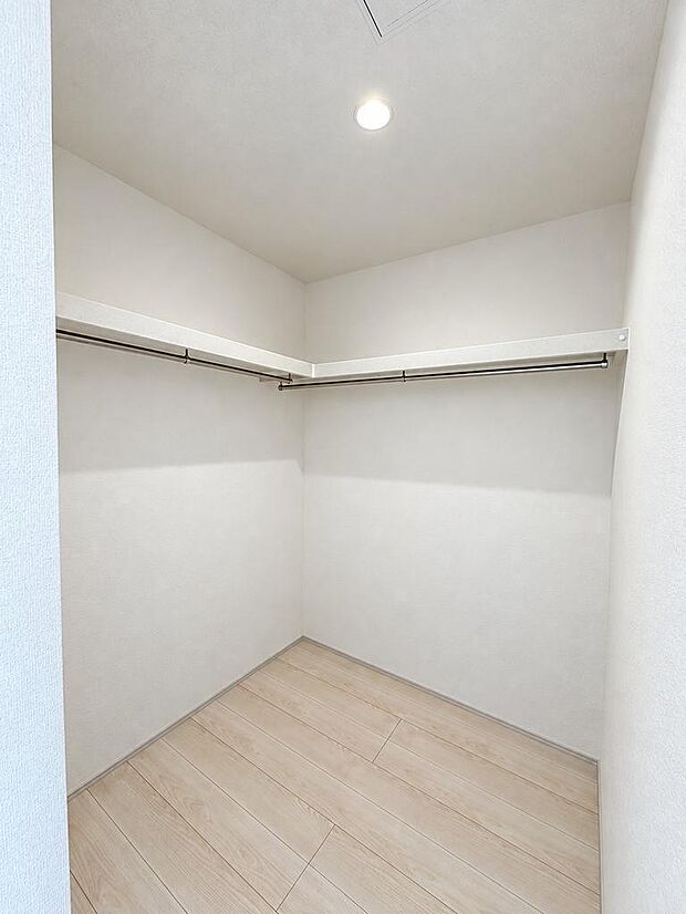 主寝室ウォークインクローゼット写真。