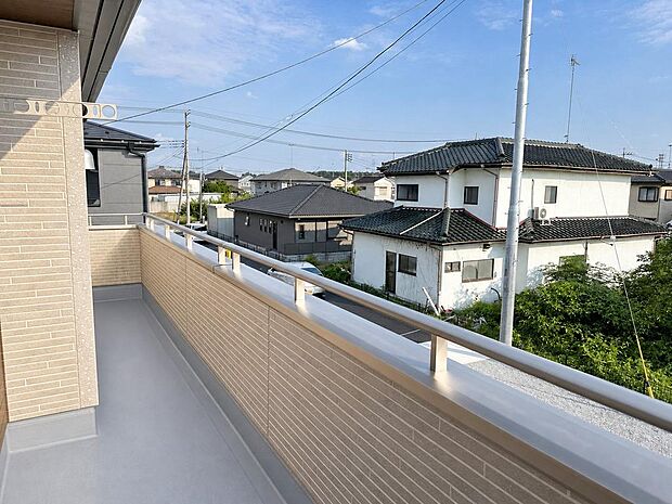 1号棟バルコニーは洗濯物干しや布団干しに便利。日々の家事を支える空間です。