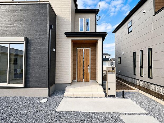 1号棟玄関まわりに収納を備えた住まい。毎日の出入りに必要な物を整理しやすい設計です。