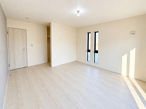 寝室は家具配置がしやすい洋室。ベッドや収納家具を配置しやすい空間です。