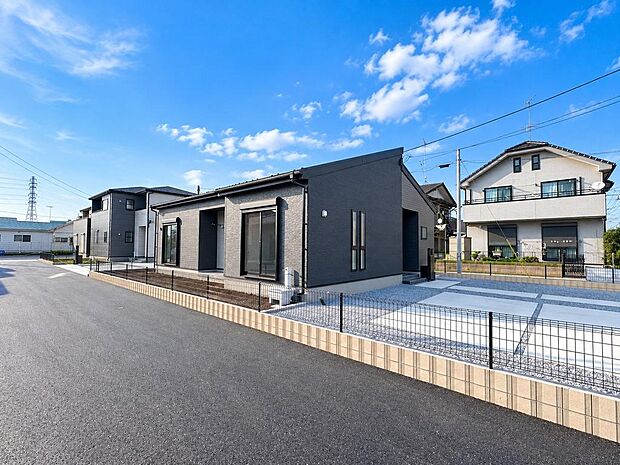 広い前面道路。